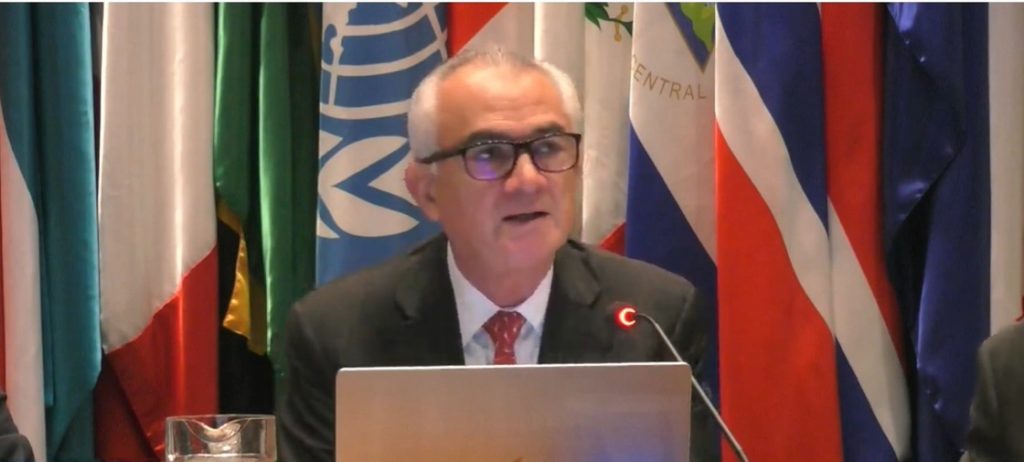 El Secretario Ejecutivo de la CEPAL exponiendo en Informe